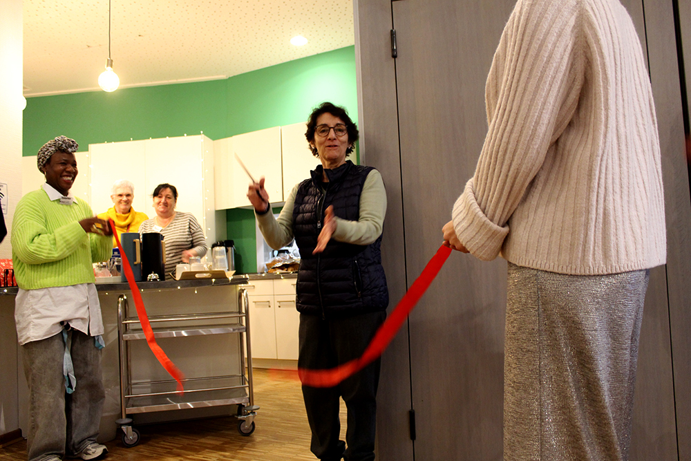 Isabel Carrillo von der Senatsverwaltung für Stadtentwicklung, Bauen und Wohnen eröffnet offiziell den umgebauten Kieztreff und schneidet ein rotes Band durch.