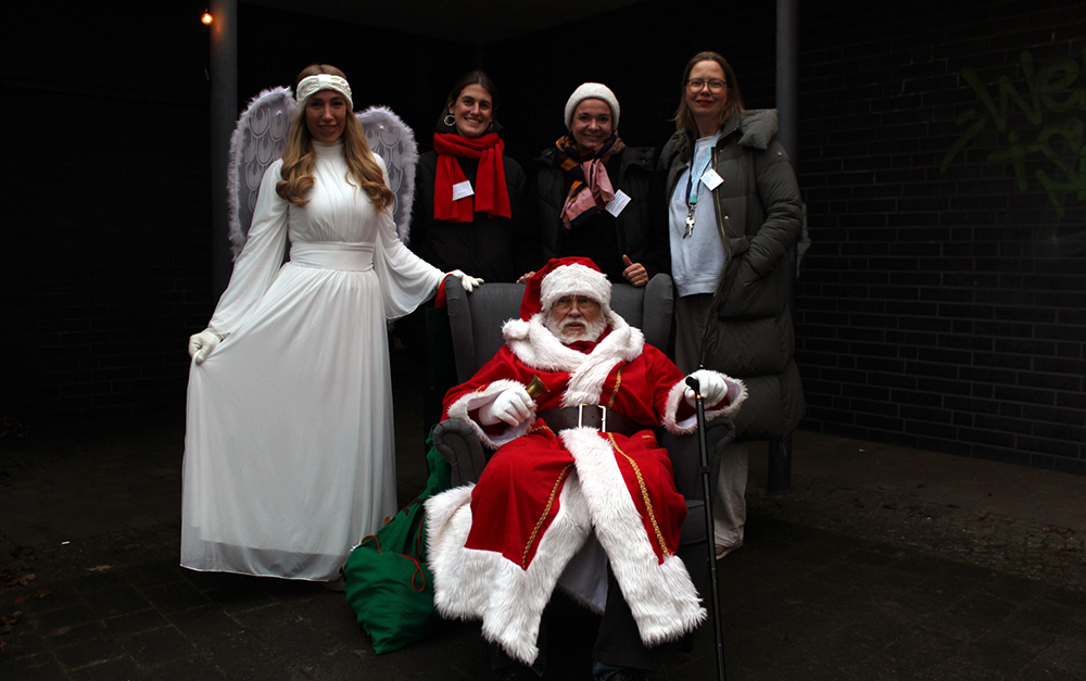 Nikolaus, Engel und das QM Team auf dem Wintermarkt in der Thermometersiedlung